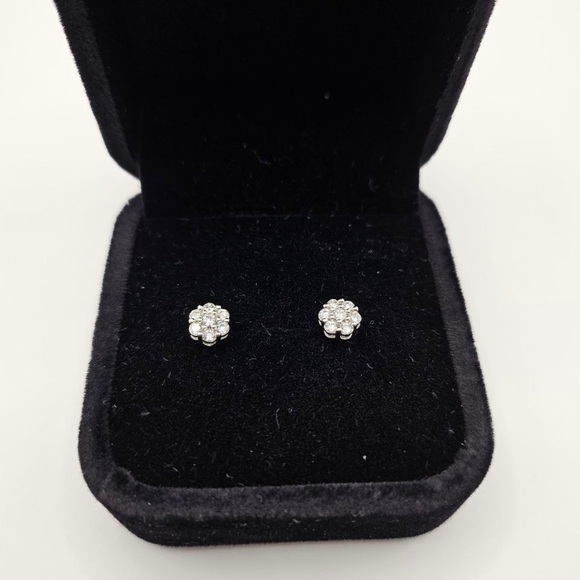 0.25 CT 10k White Gold Lab Diamond Flower Stud Earrings - Picture 4 of 7